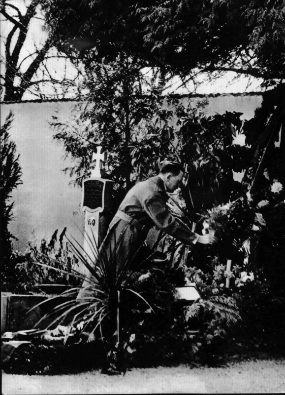 Adolf Hitler at his parents grave in Leonding